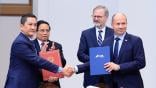 officials at the signing ceremony vietjet f air